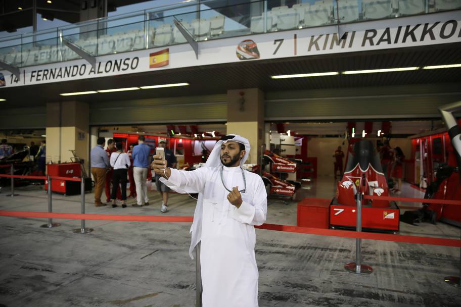 Un selfie ai box Ferrari sul circuito Yas Marina di Abu Dhabi (Ap)
